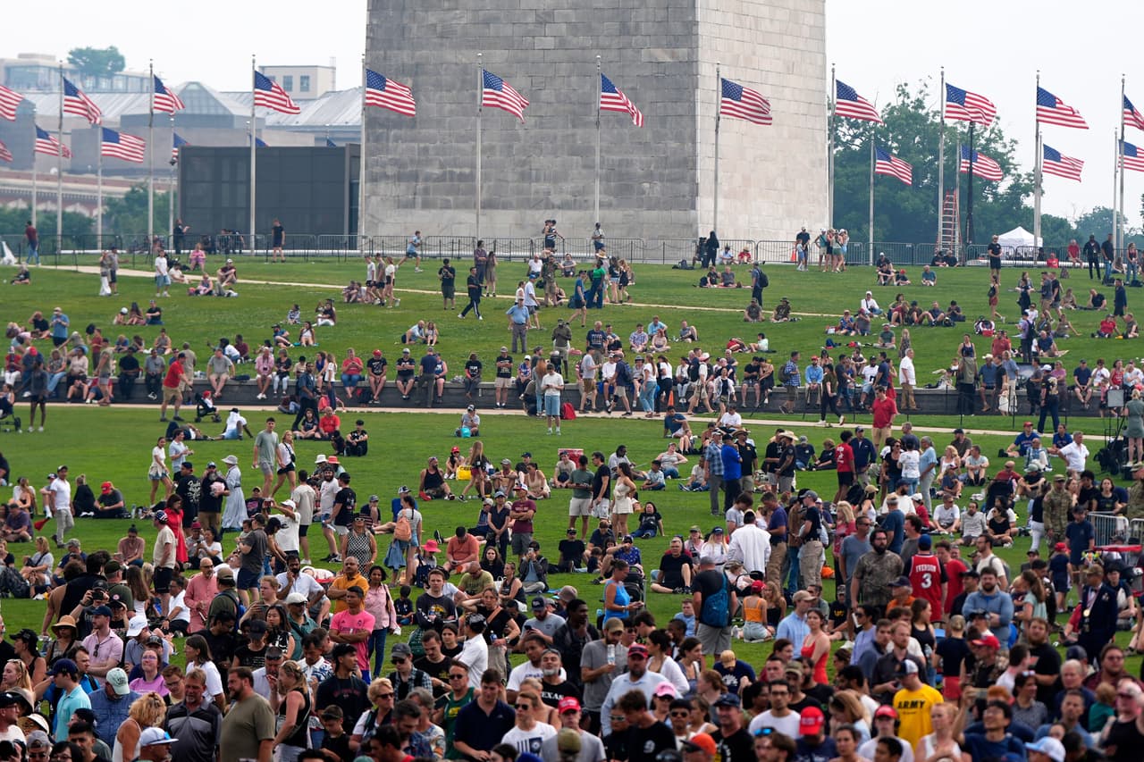El desfile y las protestas de 'No Kings' programada para el sábado 14 de junio en Washington reflejaron la polarización del país: 
<b>una celebración oficial con tanques y tropas al mismo tiempo que una multitud ciudadana alza la voz contra lo que considera una deriva autoritaria.</b>