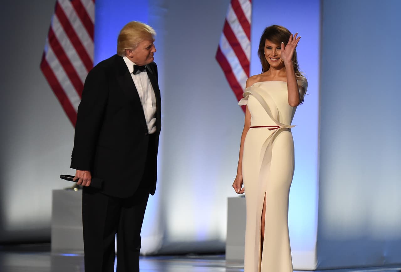 Con limitaciones para escoger un diseñador estadounidense que la vistiera para el gran baile inaugural, Melania Trump 
<b>eligió a Hervé Pierre, un creador desconocido que después de trabajar durante 14 años en la casa Carolina Herrera </b>se la jugó por crear su propia firma.