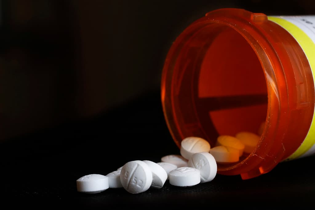 Pacientes que sufren dolor crónico podrían quedarse sin proveedor clave de opiáceos tras la revocación de su licencia por la DEA
