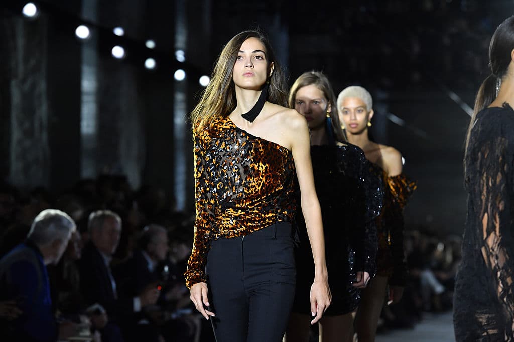 PFW: La espera terminó. Revelan la colección de Vaccarello, el nuevo diseñador de Saint Laurent