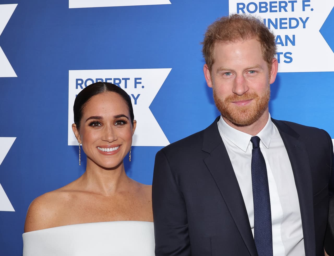 <h2 class="cms-H2-H2">4. El príncipe Harry lanza sus polémicas memorias en enero</h2>
<br>
<br>Tras el estreno de 
<a href="https://www.univision.com/noticias/trending/harry-meghan-documental-netflix-duques-sussex">la serie documental <i>Harry y Meghan</i></a> en Netflix, por el que los duques de Sussex recibieron unos 100 millones de dólares para contar los pormenores de su historia juntos y su dimisión a las funciones oficiales como parte de la familia real británica, el segundo hijo del rey Carlos III tiene previsto lanzar su autobiografía, titulada 
<i>Spare</i> (Repuesto, en español).
<br>
<br>El estreno del libro fue postergado (estaba previsto para finales de 2022) debido a la muerte de su abuela, la reina Isabel II. De acuerdo con los datos de la editorial, será lanzado en 16 idiomas simultáneamente, y se espera que complique (aún más) las tensas relaciones en el núcleo de la Casa Windsor. Pese a que los críticos de la pareja han señalado que sus actos contradicen su deseo de una vida más privada, el príncipe Harry dijo en un comunicado citado por 
<i>The New York Times</i>: “Escribo este libro no como el príncipe que nací, sino como el hombre en el que me he convertido”.