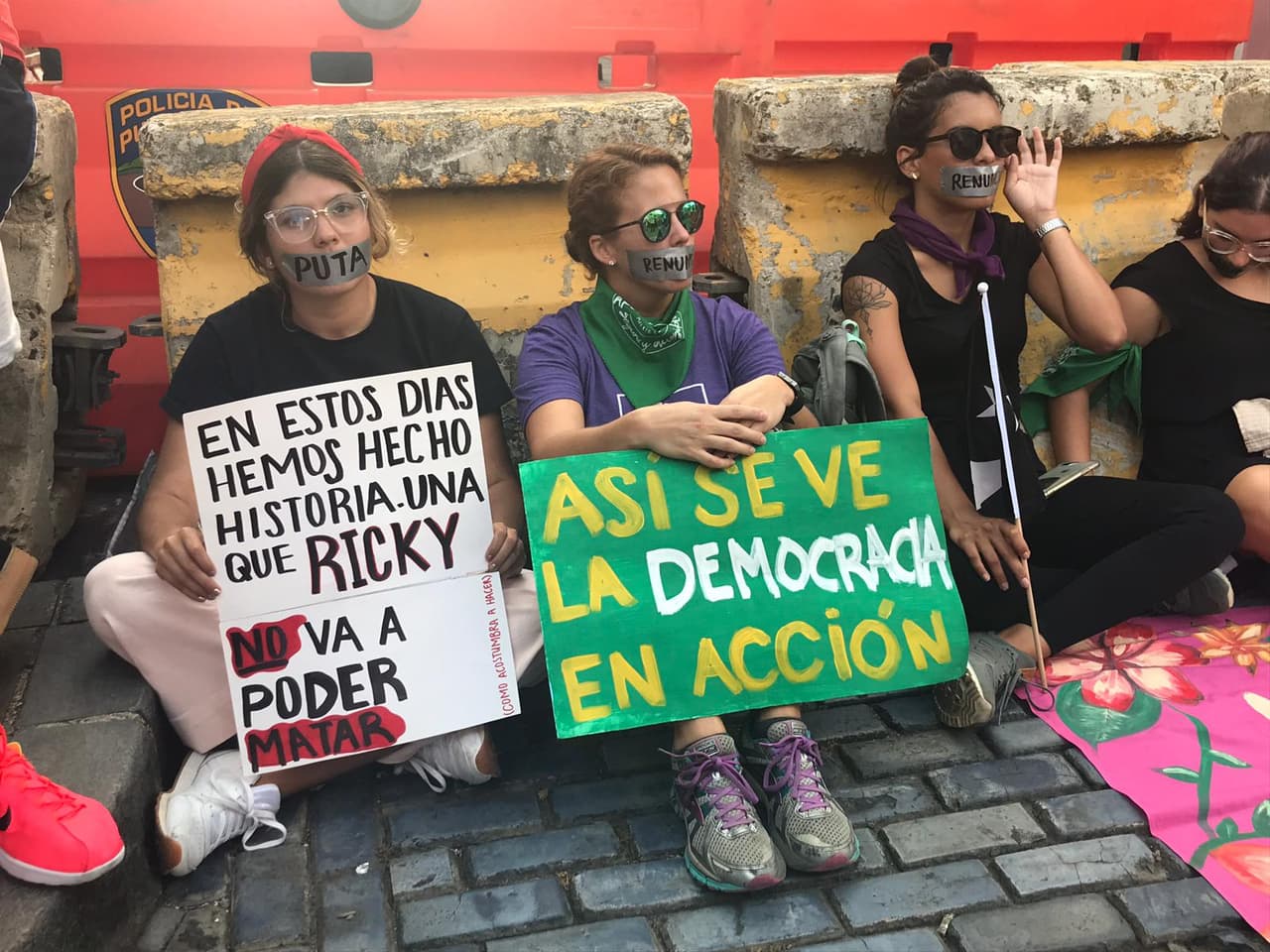 El grupo de manifestantes grita diferentes consignas como “Rosselló no continúes dañando a nuestro pueblo”.