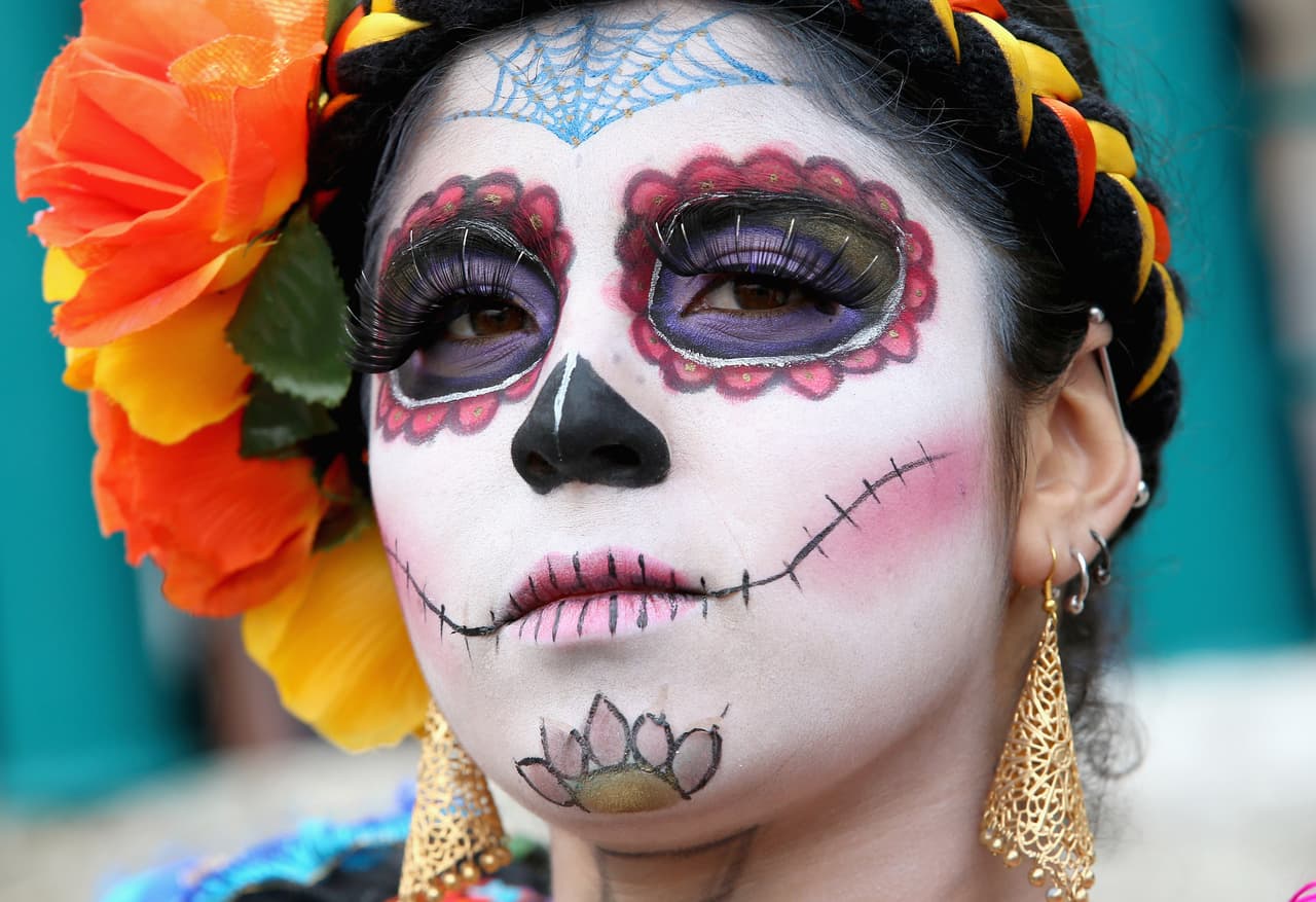 En las tumbas además también pueden llevarse, como en la preparación del altar, objetos personales del difunto y sus platillos o bebidas favoritas. Se decora con papel picado tradicional, con figuras de la muerte o catrinas, se prenden veladoras y se hace todo lo posible para que el "regreso" de nuestro familiar o amigo este día sea lo mejor para él.