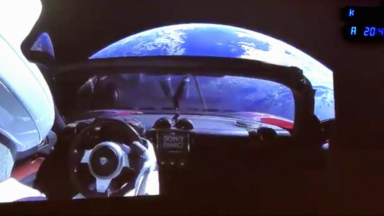 Un maniquí al volante del auto Tesla llevado al espacio por el cohete Falcon Heavy. Space X aspira tener el cohete más poderoso del mundo, aunque todavía está por debajo de la potencia de los Saturno V que hicieron posible las misiones Apolo con las que la NASA puso al hombre en la Luna.