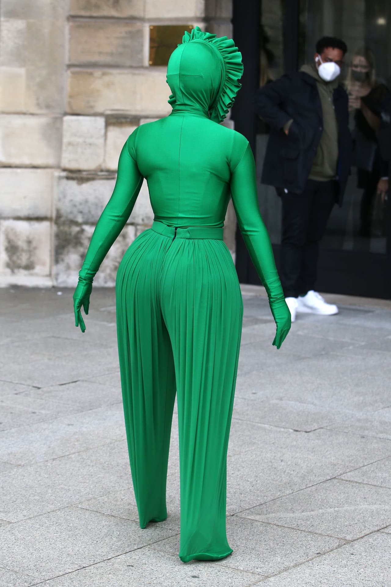 La prenda causó conmoción en redes sociales, en donde a algunos usuarios
<b><a href="https://www.univision.com/shows/el-gordo-y-la-flaca/cardi-b-regresa-a-la-corte-con-un-look-extravagante-y-se-le-pierde-una-de-sus-unas-video" target="_blank"> les pareció más un disfraz </a></b>que un diseño de alta costura. Esta controversia también saltó a medios como Page Six y el Daily Mail. 
<br>
