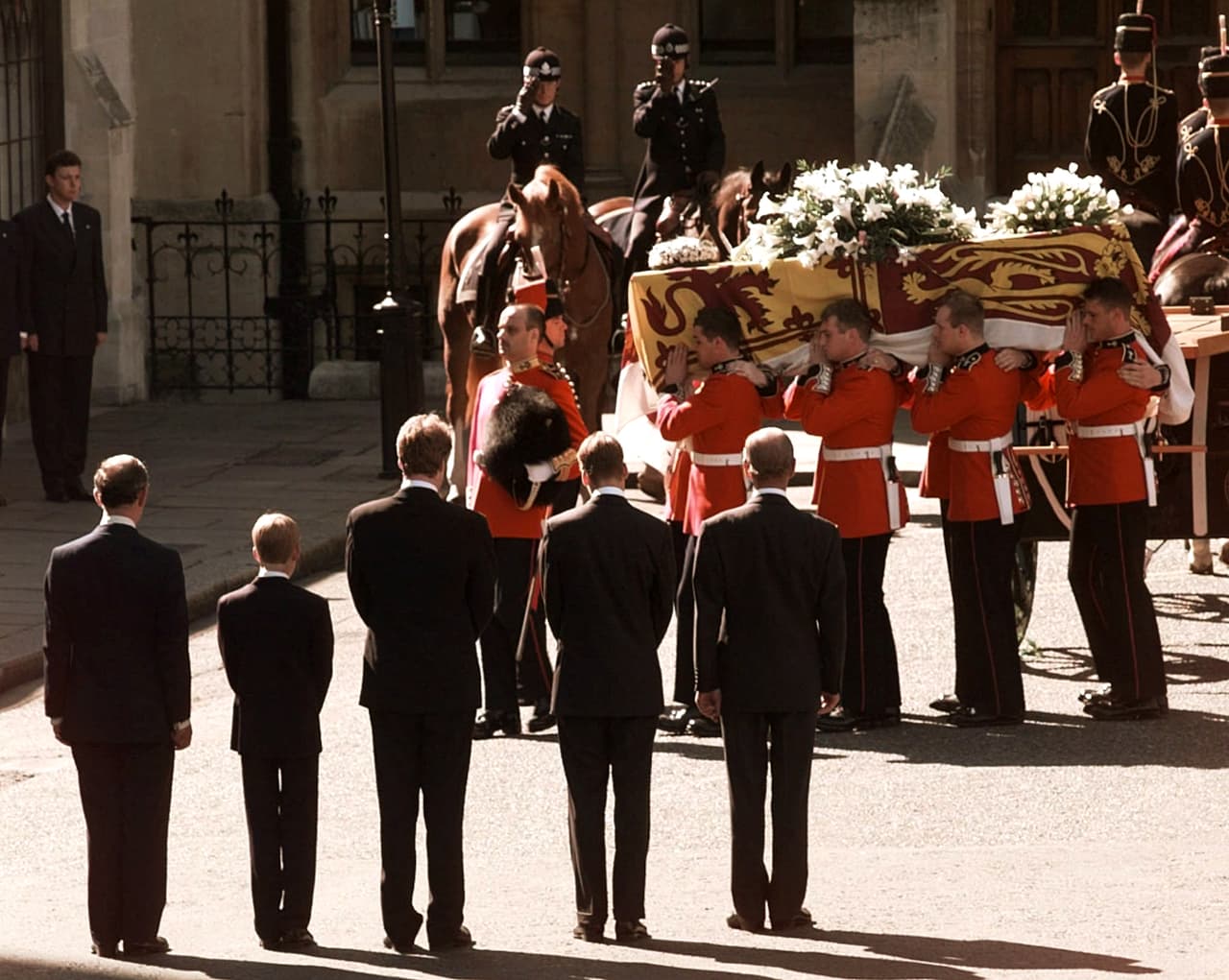 <a href="https://www.royal.uk/diana-princess-wales" target="_blank">En un comunicado informando la muerte de la princesa, el Palacio de Buckingham</a> indicó que Diana Spencer fue intervenida médicamente durante por dos horas antes de ser declarada muerta. El príncipe Carlos voló a París para repatriar los restos de su exesposa. En su funeral, Diana recibió honores reales por tratarse de la madre del segundo en la línea de sucesión a la corona. Su sarcófago iba envuelto en el estandarte real británico.