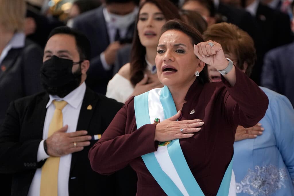 Xiomara Castro toma posesión y se convierte en la primera mujer presidenta de Honduras 