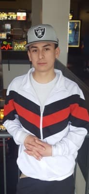 Javier Antonio Herrera. Este joven pedaleaba su bicicleta en el estacionamiento de una tienda de Phoenix, Arizona, cuando fue alcanzado por una ráfaga de balas. El incidente ocurrió cerca de las 10:00 pm del 4 de marzo de 2021.
<br>
<br>De acuerdo con la policía, los disparos provenían de un grupo de hombres y mujeres que estaban en un campo cerca de la calle Buckeye. Por este caso hay una recompensa de 5,000 dólares.
<br>
<br>El FBI publicó una foto de la víctima vistiendo una gorra gris de los Raiders y una chamarra blanca con franjas azules y rojas.