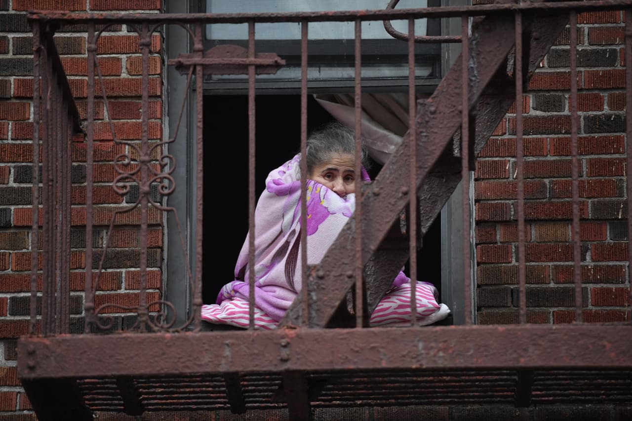 Los vecinos del lugar, como esta mujer, no ocultaban su tristeza al ver lo que estaba ocurriendo.