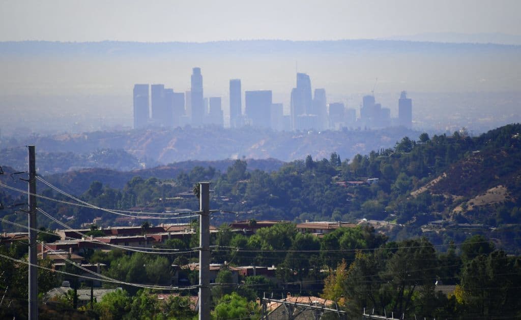 A pesar de algunos avances, 
<b>más de 4 de cada 10 estadounidenses (135 millones de personas) respira aire contaminado</b> al vivir en un área con polución, según 
<a href="https://www.lung.org/research/sota/key-findings" target="_blank">el reporte 'State of the Air 2021'</a> de la Asociación Estadounidense del Pulmón.