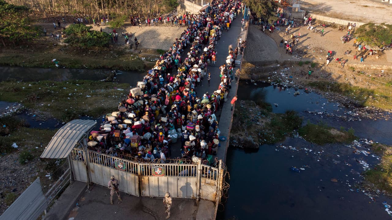 <b>Un muro entre Haití y la República Dominicana</b>
<br>
<br>Ciudadanos haitianos esperando para cruzar el puente fronterizo norte sobre el río Massacre, desde Ouanaminthe, Haití, hasta Dajabón, República Dominicana, el 5 de marzo. El presidente dominicano, Luis Abinader, 
<a href="https://www.univision.com/noticias/america-latina/la-republica-dominicana-se-dispone-a-iniciar-construccion-de-una-valla-fronteriza-con-haiti-por-motivos-de-inseguridad"><u>anunció la construcción de un muro</u></a> a lo largo de la frontera con Haití, una medida con la que esperan reducir la migración ilegal. 
<br>