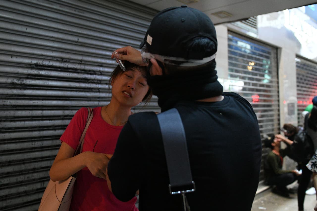 "No soy joven, pero si no marchamos ahora, nunca tendremos la oportunidad de volver a pronunciarnos, es así de simple", dijo una manifestante cerca de Causeway Bay, una mujer de 42 años que tiene su propia compañía de logística y que se identificó como Li.