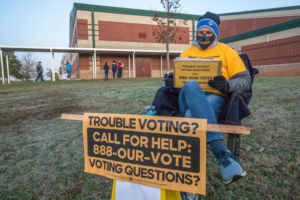 Así lo hace también este otro voluntario afuera de un colegio en la ciudad de Charlotte, también en Carolina del Norte.