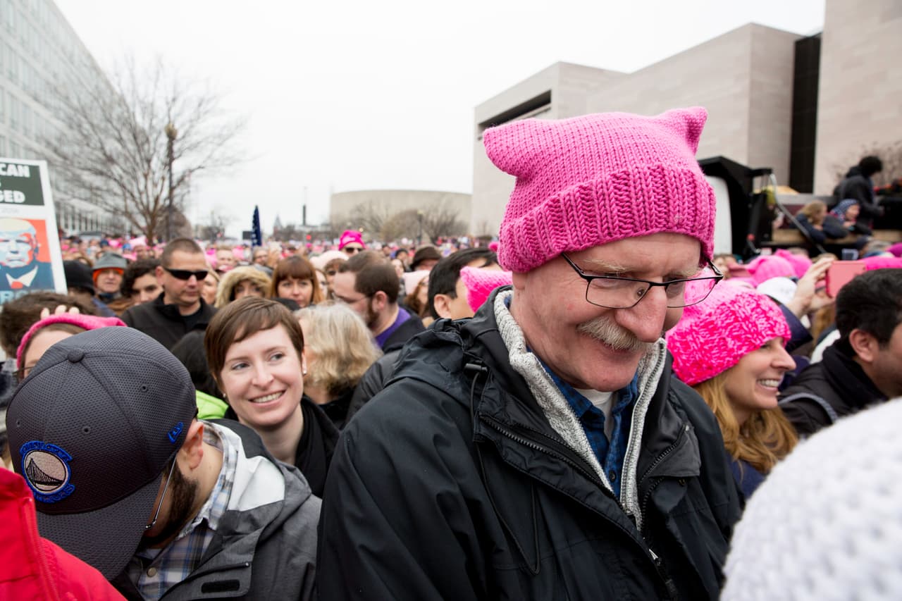 Bill Bennett vino desde Connecticut a protestar pensando en su mamá, que en los años 60 hizo activismo para mejorar el acceso a los anticonceptivos y la salud reproductiva de la mujer. "Marcho en su honor", le dijo a la periodista de Univision Noticias 
<a href="http://www.univision.com/noticias/la-marcha-de-las-mujeres/las-marchas-de-las-mujeres-un-gran-movimiento-de-resistencia-frente-a-trump">Eulimar Núñez</a>.
