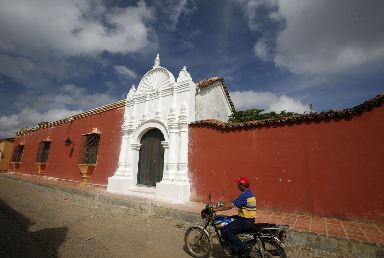 <b>Puesto 10. Coro, Venezuela</b>
<br>
<br>Temperatura promedio anual: 87.2 grados Fahrenheit (30.6 grados centígrados).
<br>
<br>Mes más caliente del año: septiembre (89.6 grados Fahrenheit o 32 grados centígrados en promedio). 
<br>
<br>Mes más caluroso de la última década: septiembre de 2015 (94.2 grados Fahrenheit o 34.5 grados centígrados en promedio).
<br>