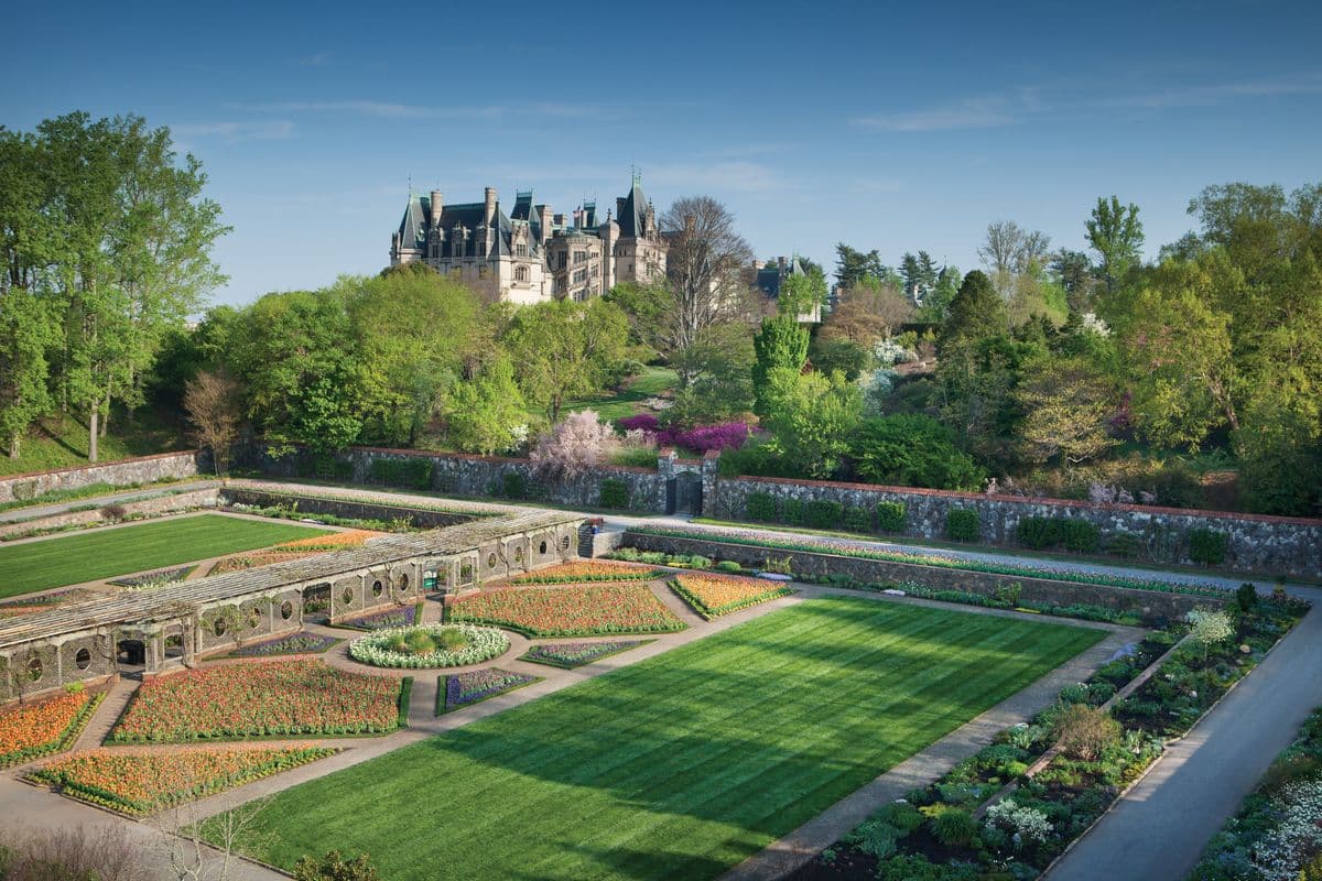 Biltmore abarca 175,000 pies cuadrados, que son más de cuatro acres de superficie. El castillo renacentista francés de 250 salones, incluye 35 habitaciones, 43 baños y 65 chimeneas.