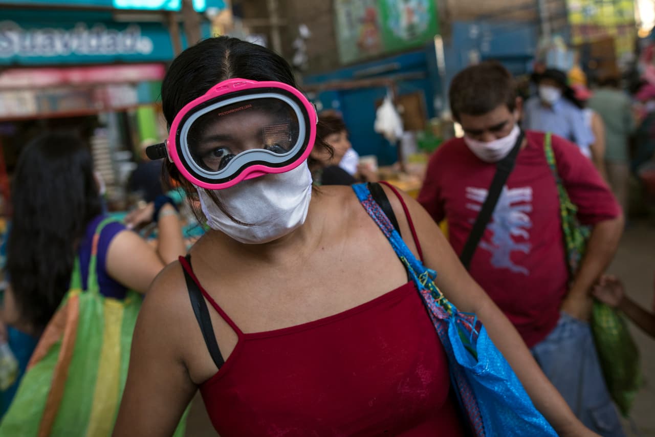Una máscara de buceo sobre un tapabocas quirúrgico, la protección de una mujer en Lima, Perú. 23 de marzo.