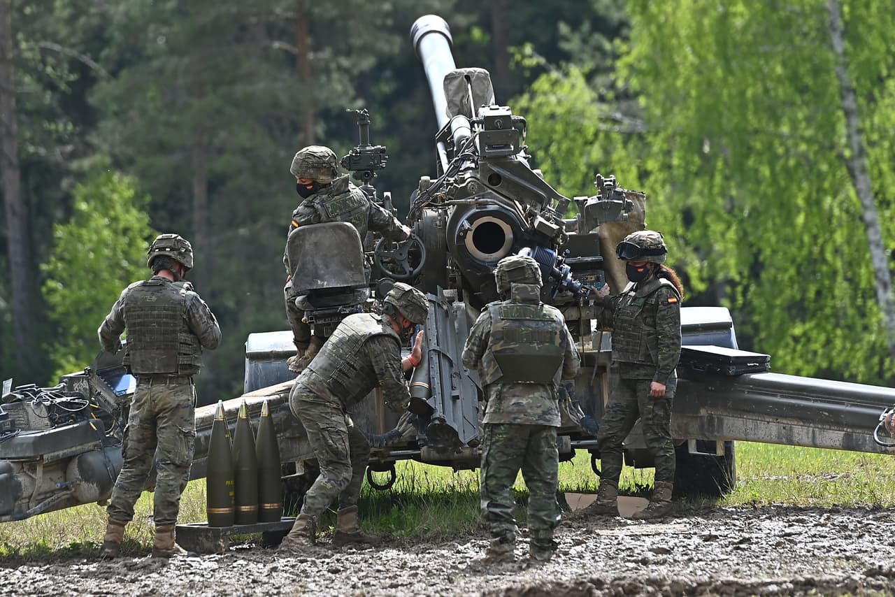 El M777 es un obús ligero de fabricación estadounidense de acero y titanio que se utiliza para apoyar fuerzas de infantería y despliegues del Ejército. Se trata de una poderosa arma que el E
<a href="https://www.univision.com/noticias/mundo/reformas-entrenamiento-estadounidense-ejercito-ucraniano-en-fotos-fotos">jército ucraniano</a> había estado esperando y recibió a mediados de la semana pasada.
<br>