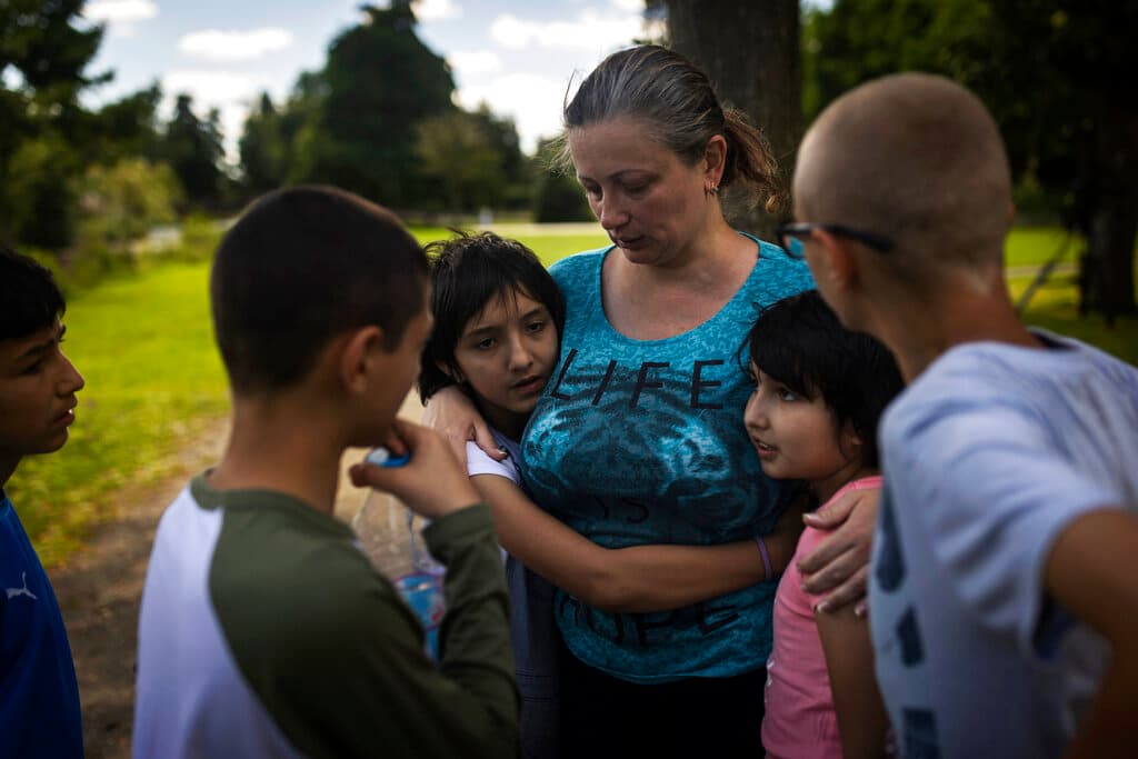 Rusia presenta su adopción de niños ucranianos como un acto de generosidad que da nuevos hogares y recursos médicos a menores desamparados. Los medios de comunicación estatales rusos muestran a funcionarios locales abrazándolos y besándolos y entregándoles pasaportes rusos. Olga Lopatkina abraza a sus hijos adoptados en Loue, oeste de Francia.
<br>
<br>