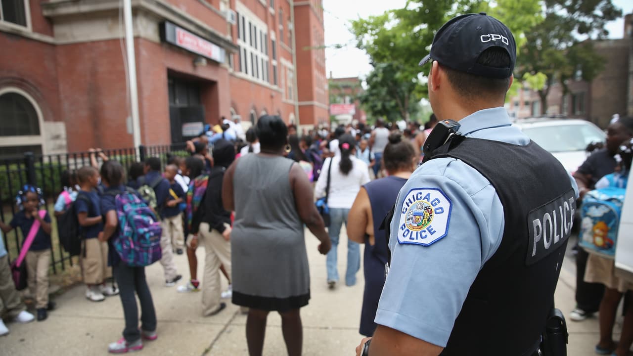 ¿Por qué removerán a policías de escuelas de CPS? Te explicamos la decisión de la Junta de Educación de Chicago