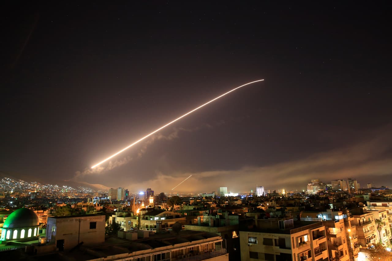 Rusia, aliado de Siria, dijo que respondería a cualquier agresión contra sus fuerzas en ese país de Medio Oriente. El embajador ruso en Estados Unidos, Anatoli Antonov, aseguró que su país responderá:"Advertimos que esas acciones no quedarán sin consecuencias. Toda responsabilidad yace en Washington, Londres y París".