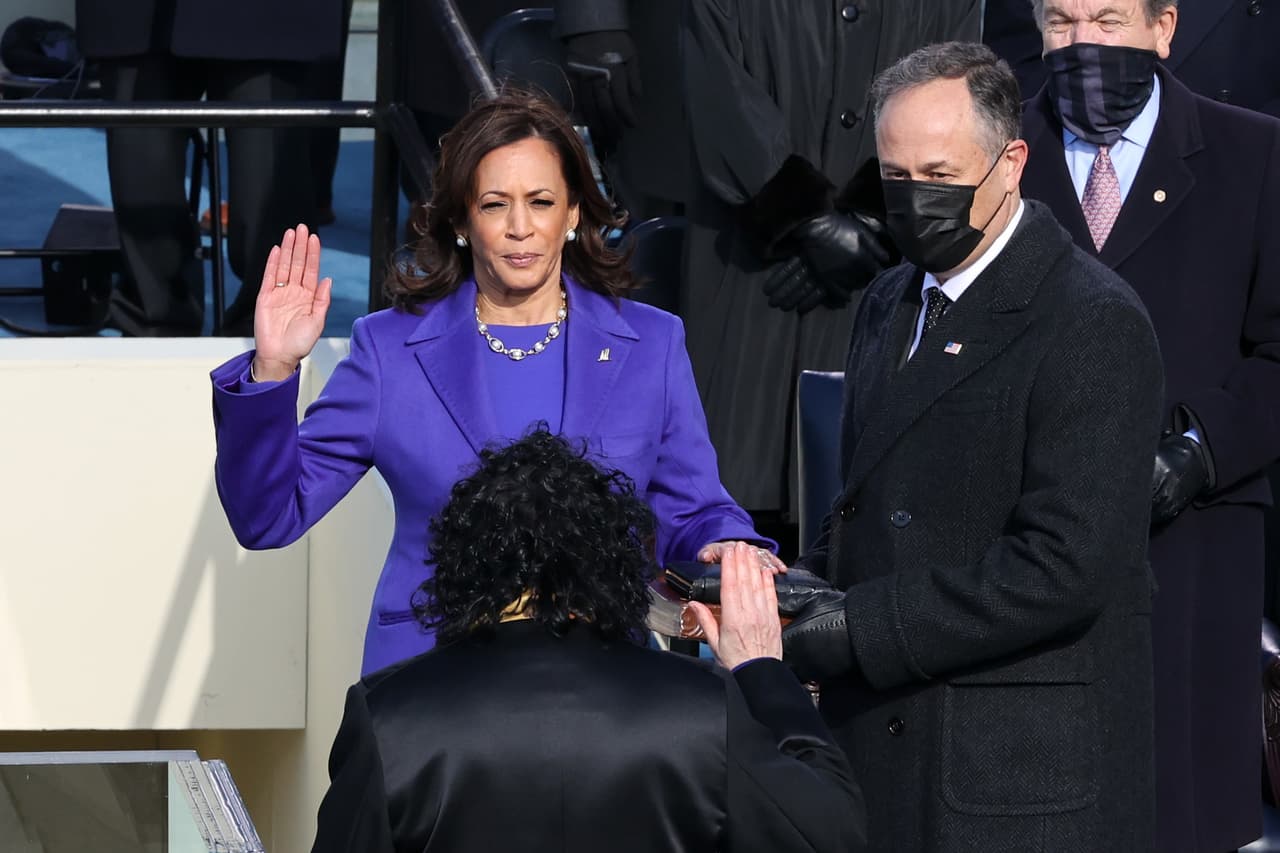 El expresidente Trump se mantuvo haciendo acusaciones de fraude infundadas de fraude, hasta que finalmente el Colegio Electoral contó los votos a favor de la fórmula demócrata. El Congreso certificó estos votos 
<a href="https://www.univision.com/noticias/politica/en-fotos-partidarios-de-trump-entran-a-la-fuerza-al-capitolio-de-estados-unidos-protesta-donald-trump-joe-biden-elecciones-2021-fotos"><u>el mismo día que fue asaltado </u></a>por partidarios de Trump. Finalmente Harris fue juramentada el 20 de enero de 2021.