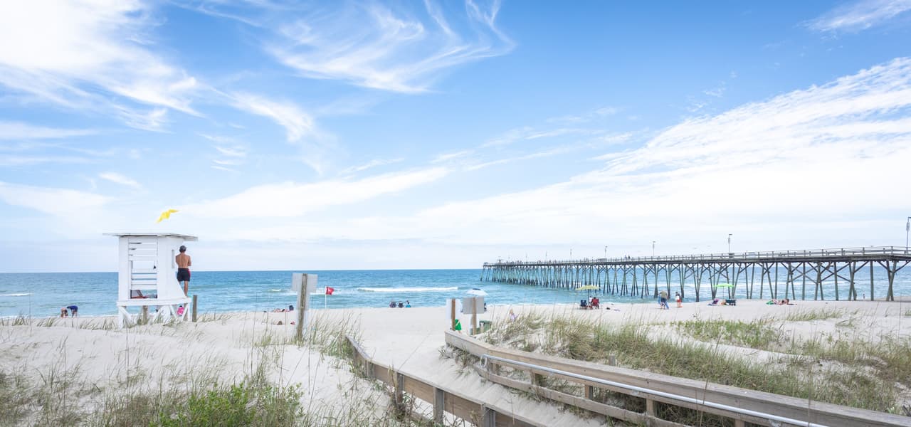 <b>Carolina Beach</b>
<br>
<b>Sitio web</b>: 
<a href="https://carolina-beach.wilmingtonandbeaches.com/">https://carolina-beach.wilmingtonandbeaches.com/</a> 
<br>
<b><a href="https://maps.app.goo.gl/G4UVv3XEdAGWwEqy5">Cómo llegar</a> </b>
<br>
<br>Los viajeros han visitado Carolina Beach y su paseo marítimo desde finales del siglo XIX. A lo largo de los años, esta pasarela de madera exclusiva para peatones se ha ampliado para incluir múltiples tiendas, restaurantes y un parque de diversiones.