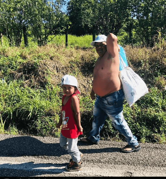 López no quiere llegar a EEUU, su meta es parar en la Ciudad de México y conseguir trabajo como mecánico. Quiere que Alex estudie y cuenta que los libros le gustan mucho. Prefiere caminar que subirse a camiones como otros viajantes, teme que si toman un aventón podría perder a su pequeño.