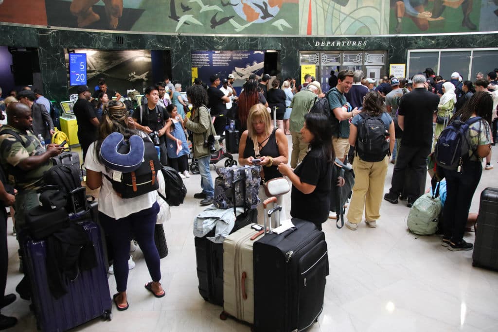 Si la situación parecía provocar un caos a las afueras del aeropuerto LaGuardia, adentro, ya en las salas donde están las puertas de abordaje, los retrasos llevaron a que decenas de personas se aglomeraran en espera de una respuesta.
