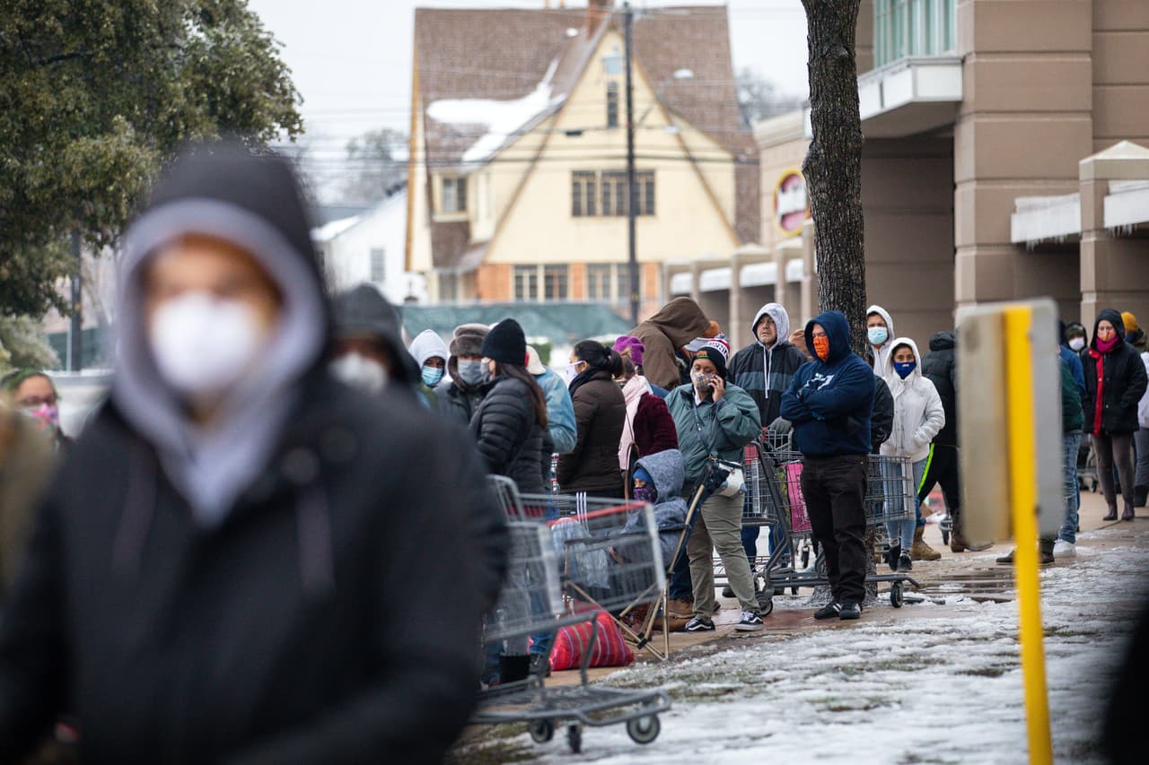 Una larga fila para comprar alimentos en un establecimiento de Austin. La compañía eléctrica local de la ciudad confirmó que decenas de miles de clientes de la zona no tenían electricidad y que, si bien pudieron comenzar a restaurar la energía en algunos lugares, no se esperaba que permaneciera funcionando indefinidamente.