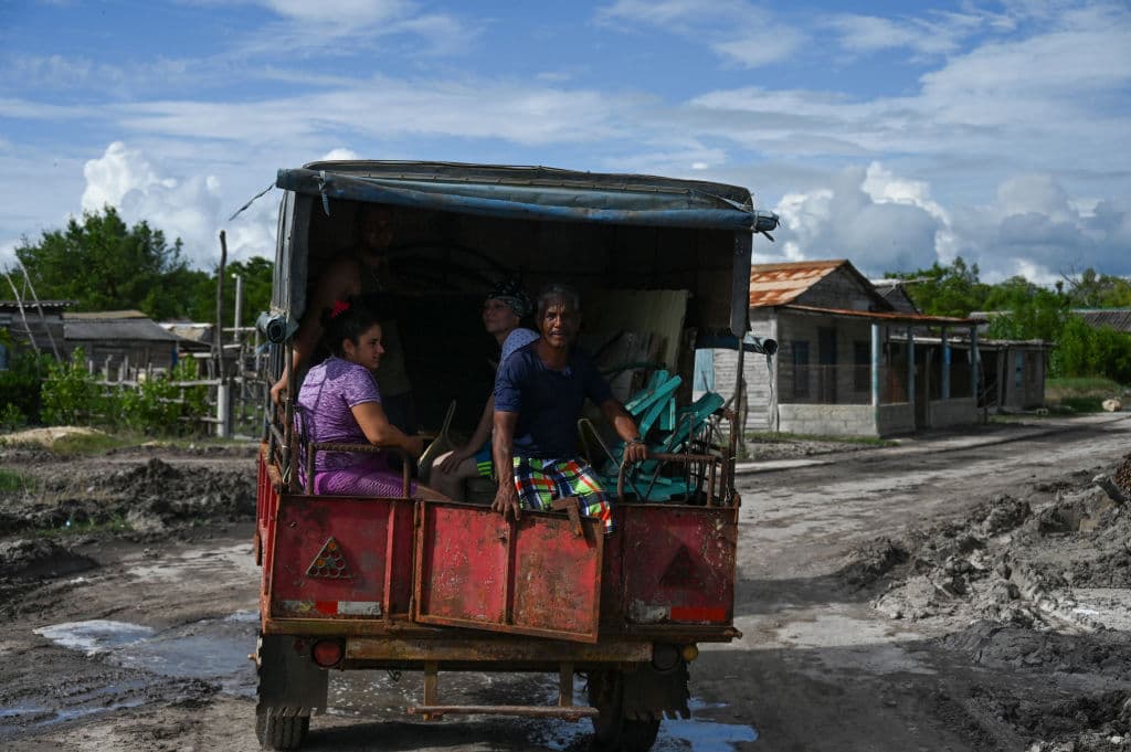 En Guanimar, los desalojos comenzaron desde el lunes en la tarde, pues la zona está vulnerable tras el impacto del huracán Oscar, en septiembre.