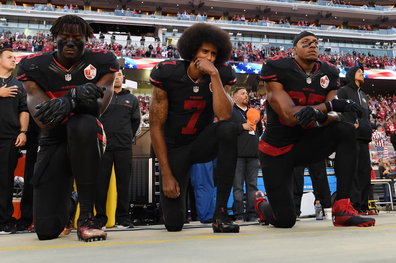  ¿Un jugador debe estar de pie durante el himno? ¿Bajó el rating del fútbol americano? Aclaramos seis ideas de la polémica entre Trump y la NFL. 