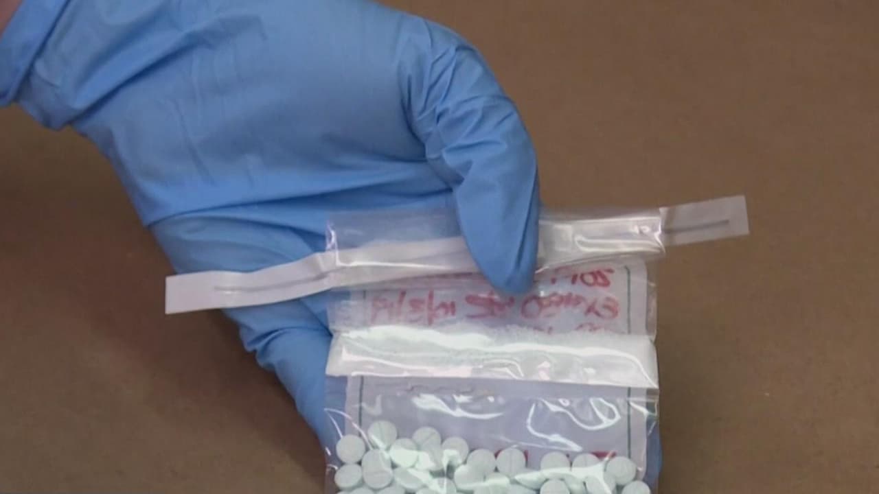 <a href="https://www.univision.com/local/arizona-ktvw/aumenta-el-numero-de-muertes-de-menores-por-uso-de-fentanilo-video">Fentanilo en Arizona</a>: Un joven da su testimonio del uso de fentanilo, que según autoridades se ha triplicado entre menores de edad, acarreando distintos efectos negativos a la salud e incluso la muerte.