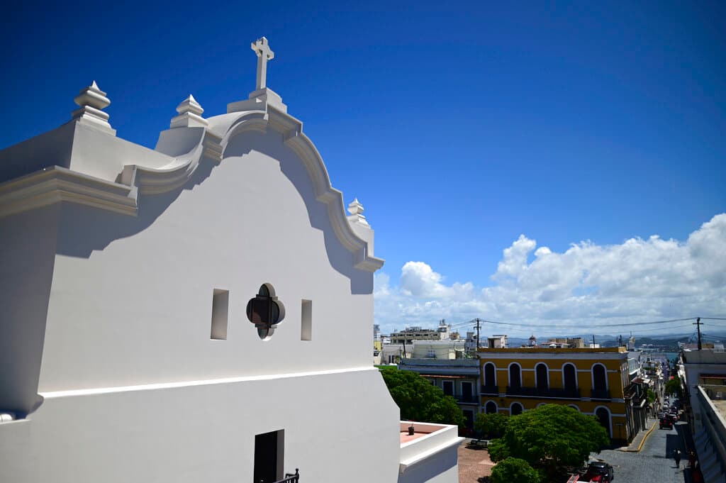 La 'ciudad amurallada' hará que viajes en el tiempo mientras caminas por sus calles adoquinadas. La Iglesia de San José (en la foto), es la segunda iglesia española más antigua de América.
<br>