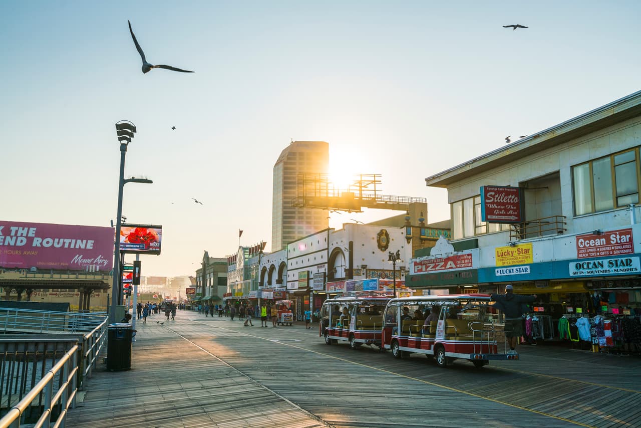 <b>Puesto 18. New Jersey</b>
<br>
<br>Denuncias por robo de identidad: 362 por cada 100,000 habitantes (total: 32,125 denuncias).
<br>
<br>Pérdida de dinero promedio para todos los tipos de fraude: 320 dólares. 
<br>
<br>Usos más comunes del robo de identidad: fraude con tarjetas de crédito (35% del total) y falsificación de documentos para recibir beneficios gubernamentales (25%).
<br>
<br>Según la investigación, en total los estadounidenses perdieron 3,000 millones por fraude el año pasado.
<br>