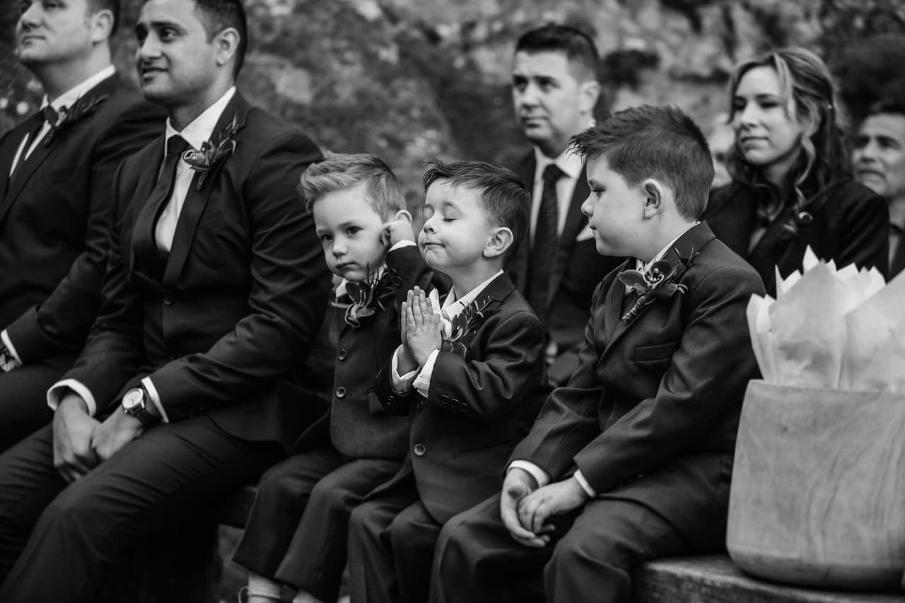 La inspirada pose de un pequeño asistente al matrimonio llamó la atención del fotógrafo. La imagen resultó finalista en la categoría ‘captura única’.