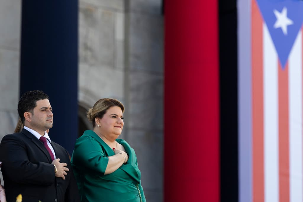 Jenniffer González, en la imagen junto a su esposo José Yovín Vargas, confía en lograr la estadidad para Puerto Rico pues destacó que cuenta con los líderes legislativos 
<b><a href="https://www.univision.com/local/puerto-rico-wlii/josue-colon-responde-ante-acusaciones-confabulacion-que-hizo-thomas-rivera-schatz-video" target="_blank">Thomas Rivera Schatz</a></b> y Johnny Méndez, además de los alcaldes, para obtener resultados en el Congreso.