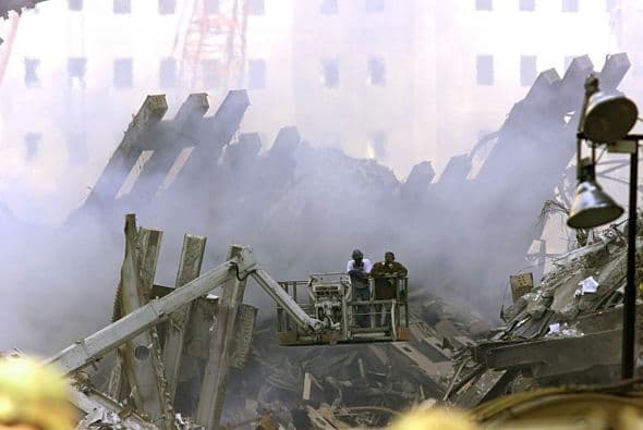 <b>Entre las fotos inolvidables del 11 de septiembre</b>, estan las que, como esta, nos recuerdan que, en los trabajos de limpieza y recupeción se extrajeron 
<a href="https://www.dosomething.org/us/facts/11-facts-about-911" target="_blank">1.8 millones de toneladas de restos del sitio del WTC.</a>
