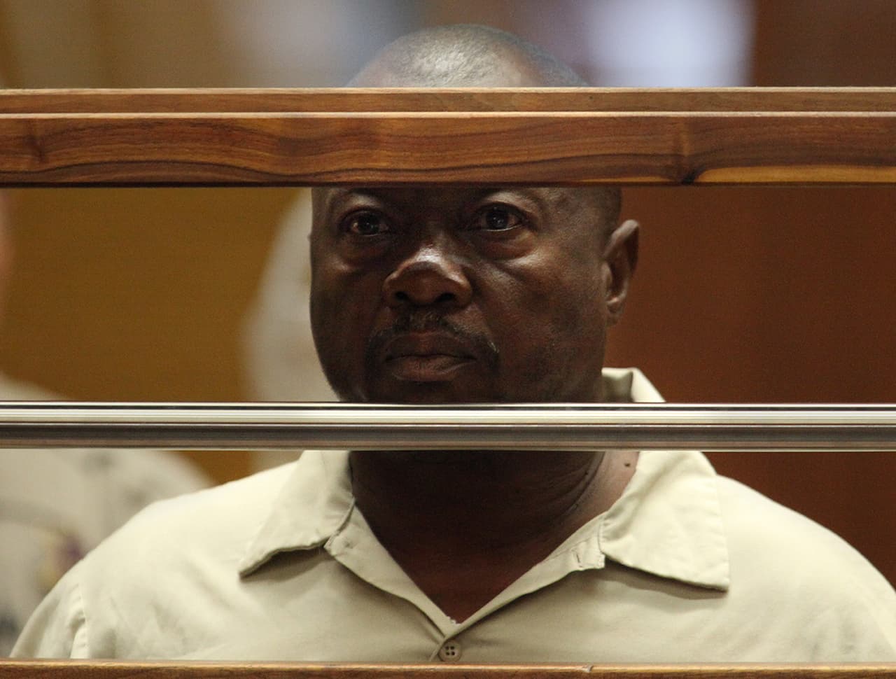 <b>Lonnie Franklin Jr. </b>Responsable de al menos 10 asesinatos y un intento de asesinato en Los Ángeles, California. La serie de crímenes comenzó en el verano de 1985 y continuó con cierta frecuencia hasta 1988. Durante más de 13 años, el asesino no cometió nuevos crímenes. Pero en marzo de 2002, fue encontrado el cuerpo de una adolescente en Inglewood, California. Por el tiempo de espera entre los ataques, se le dio el sobrenombre de ‘durmiente sombrío’. Estudios de su ADN vinculados a viejos casos sin resolver lo llevaron a ser arrestado en julio de 2010. En 2016, fue condenado a muerte.
