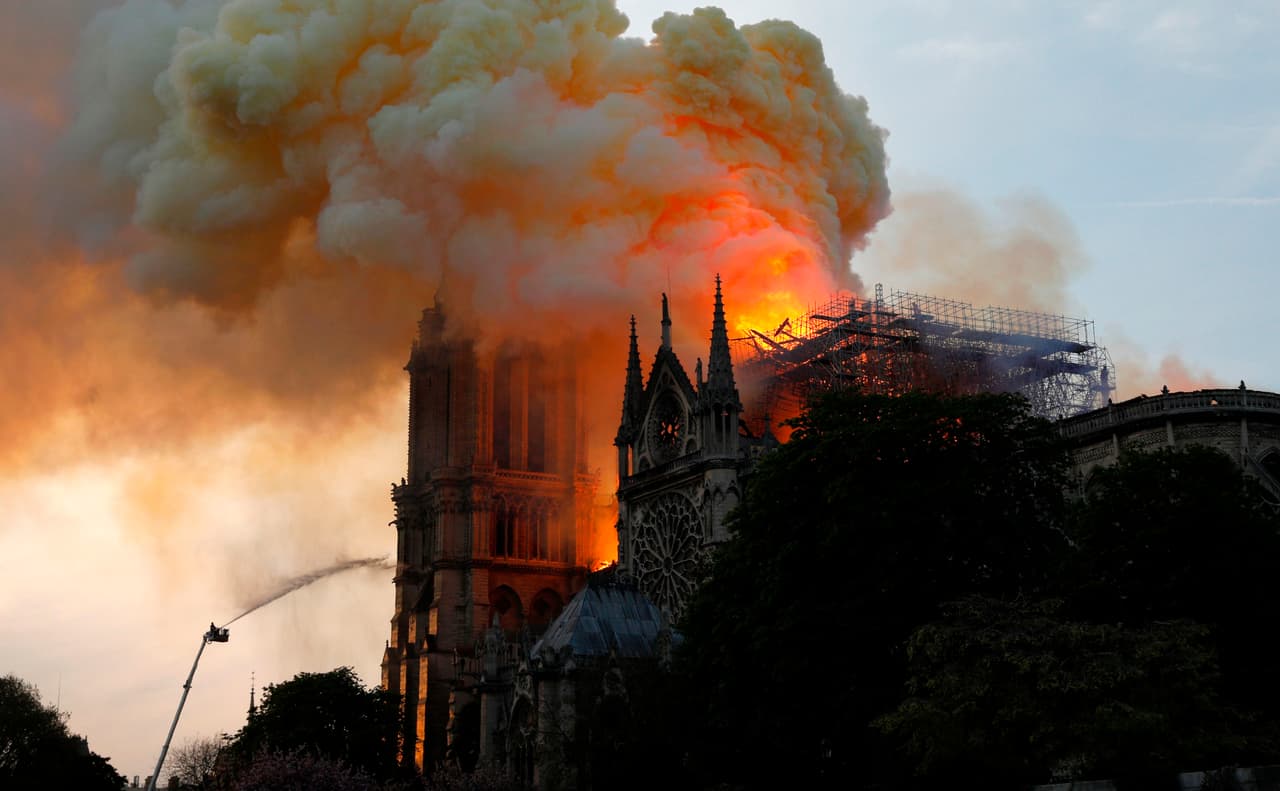 Nostradamus vaticinó que "un símbolo de cristiandad en Francia o España arderá en un fuego purificador. Con la entrada de la primavera, una Iglesia de todos los tiempos arderá por todos los pecadores", reza el texto del profeta.