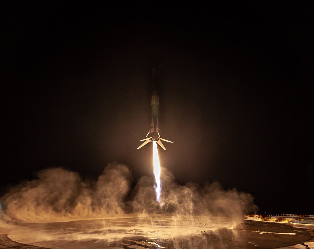 <b>Cohetes reutilizables. </b>Elon Musk no solo será recordado por sus innovaciones en los autos eléctricos sino tambien por sus contribuciones a la exploración espacial. Su compañía, SpaceX, desarrolló cohetes que pueden recuperarse y reutilizarse, una alternativa que reduce sustancialmente el costo de los lanzamientos. En marzo de 2017 la empresa 
<a href="https://www.univision.com/organizaciones/spacex/regresa-a-tierra-el-falcon-9-de-spacex-el-primer-cohete-reutilizado-de-la-historia">reutilizó por primera vez un cohete, el Falcon 9</a>. Blue Origin, la empresa aeroespacial de Jeff Bezos, fundador de Amazon, también creó un cohete reutilizable.