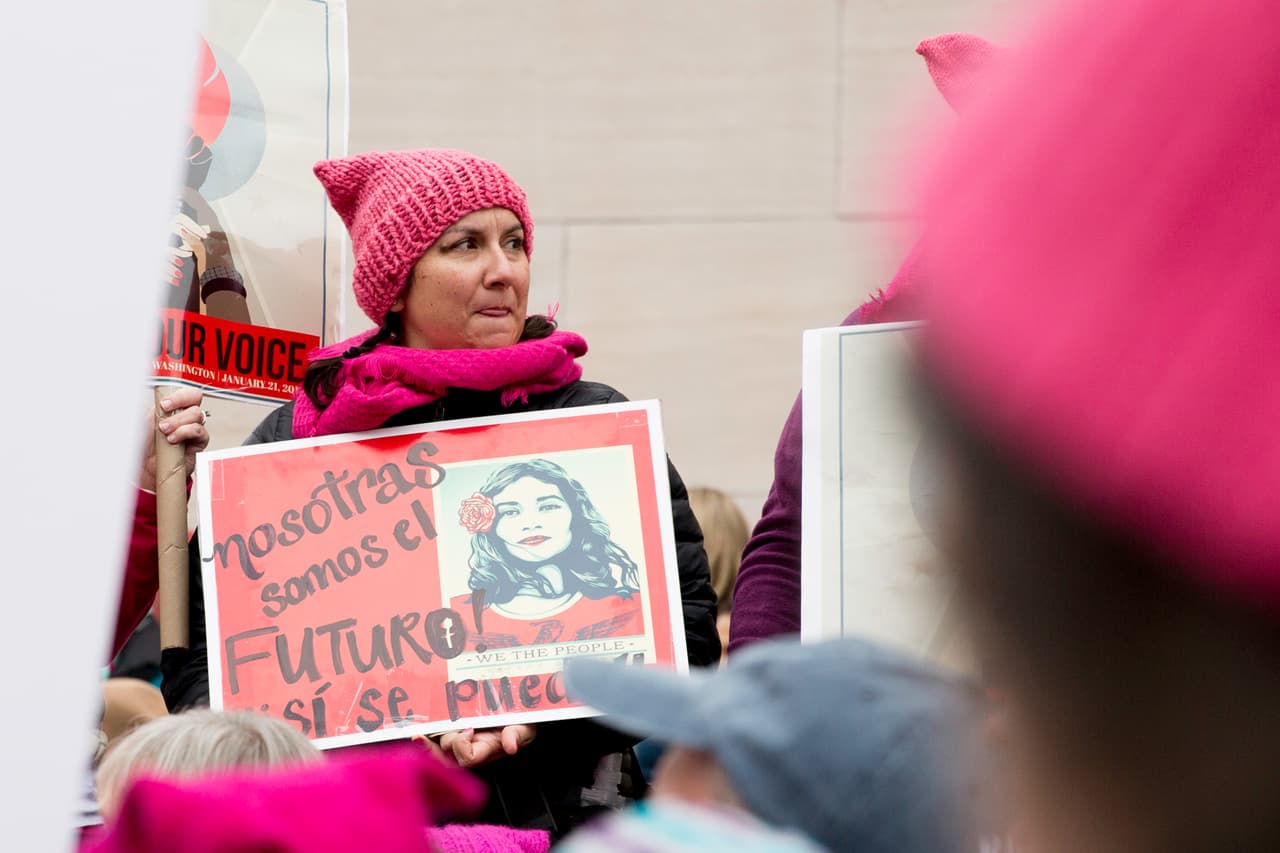 Activistas latinas de DC protestaron por el medio ambiente, la paga justa a las mujeres y los derechos reproductivos.
