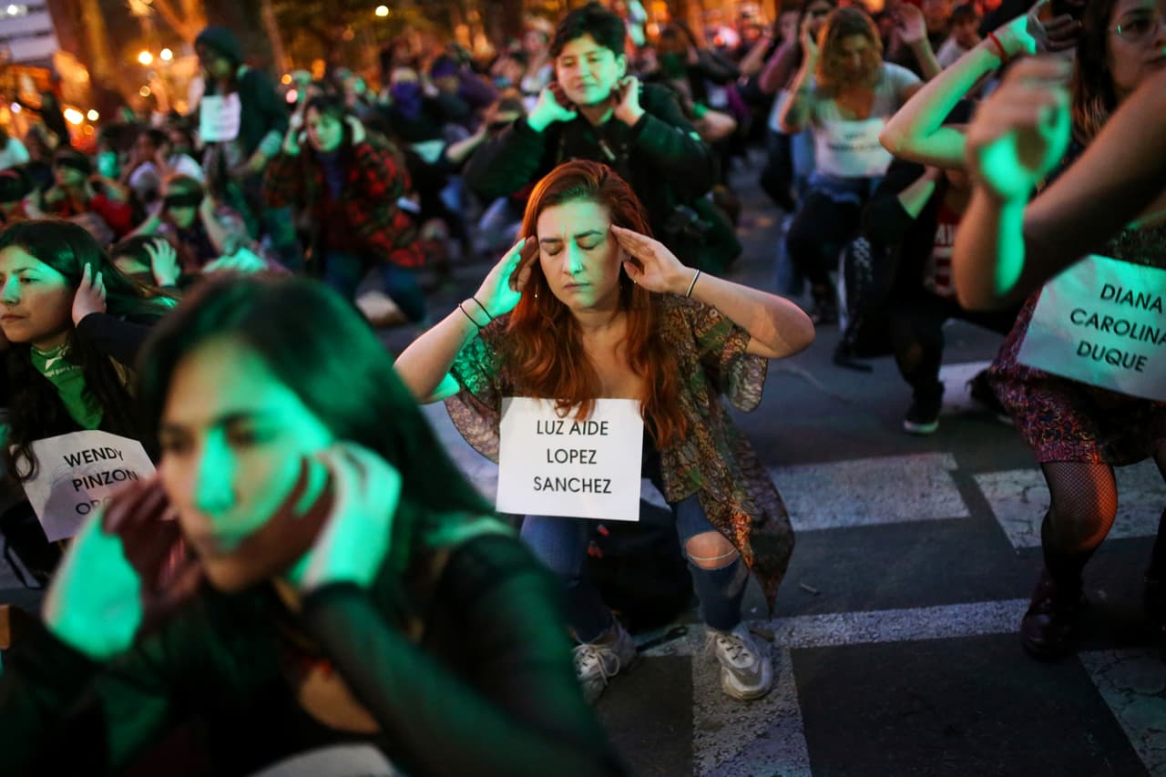 Decenas de han visto reflejadas en la letra de la canción, como ocurrió en Bogotá, Colombia el 30 de noviembre. Una usuaria identificada en Twitter como 
<a href="https://twitter.com/AliciaAlarcon/status/1201640447082409987?s=20" target="_blank">Alicia Alarcón</a> intercaló su dolorosa historia de violación cuando era una pequeña niña con las estrofas de 'Un violador en mi camino': "Y la culpa no era mía (tenía 8 años). Ni dónde estaba (Una comida familiar. El abusador era de los mejores amigos de mis papás, casi otro hijo para mis abuelos). Ni cómo vestía
<br>(Un vestido rojo precioso, el de la foto). Lo dije hasta los 40 años".