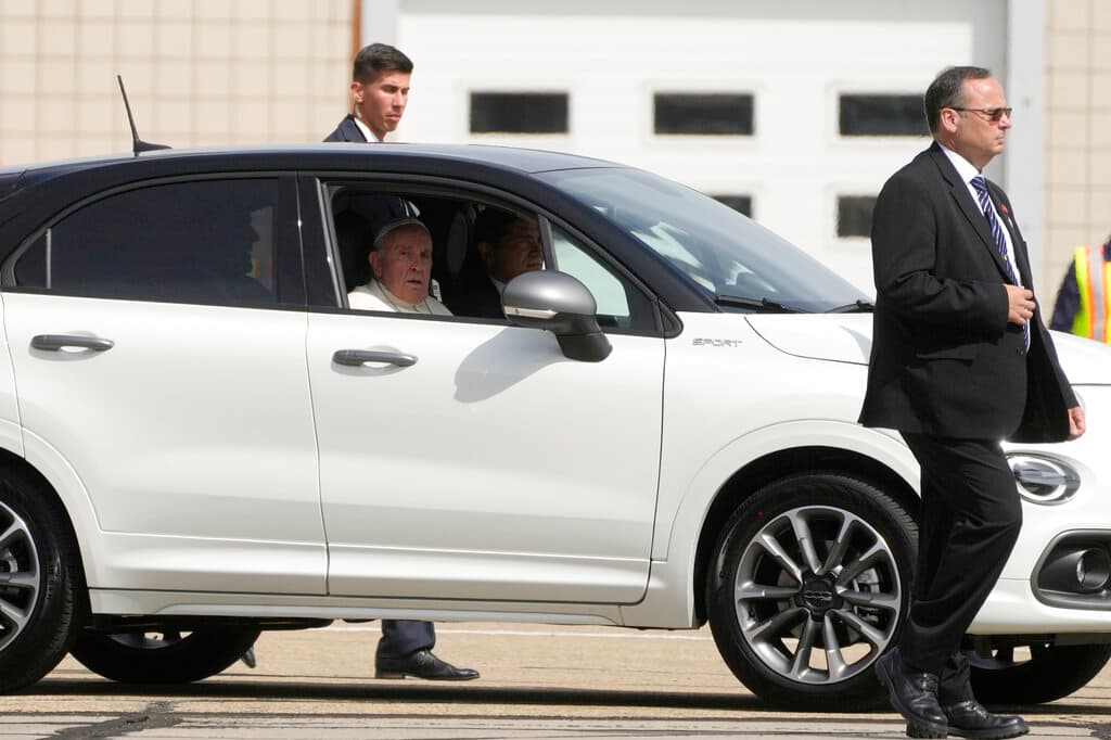 El papa Francisco inició una tensa visita a Canadá el domingo para disculparse con los pueblos indígenas por los abusos de los misioneros en internados católicos, un paso clave en los esfuerzos de la Iglesia para reconciliarse con las comunidades nativas y ayudarlas a sanar de generaciones de traumas.