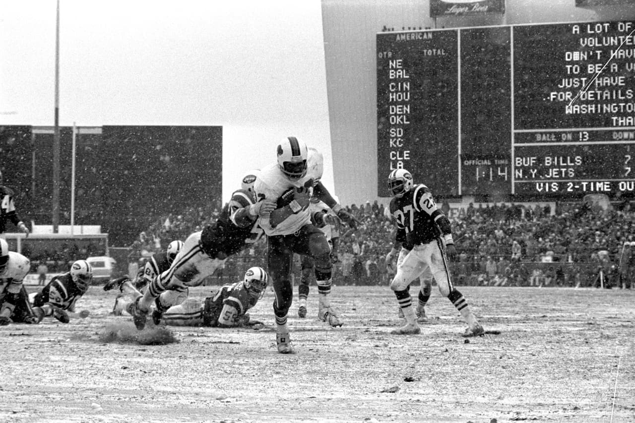 En la Universidad del Sur de California, 
<b>Simpson ganó el Trofeo Heisman en 1968 </b>y fue el primer jugador elegido en el draft de la NFL de 1969. Fue
<b> Jugador del Año de la NFL en 1972, 1973 y 1975</b> y jugó para los Bills de Buffalo por nueve años y para los 49ers de San Francisco por dos años.
<br>