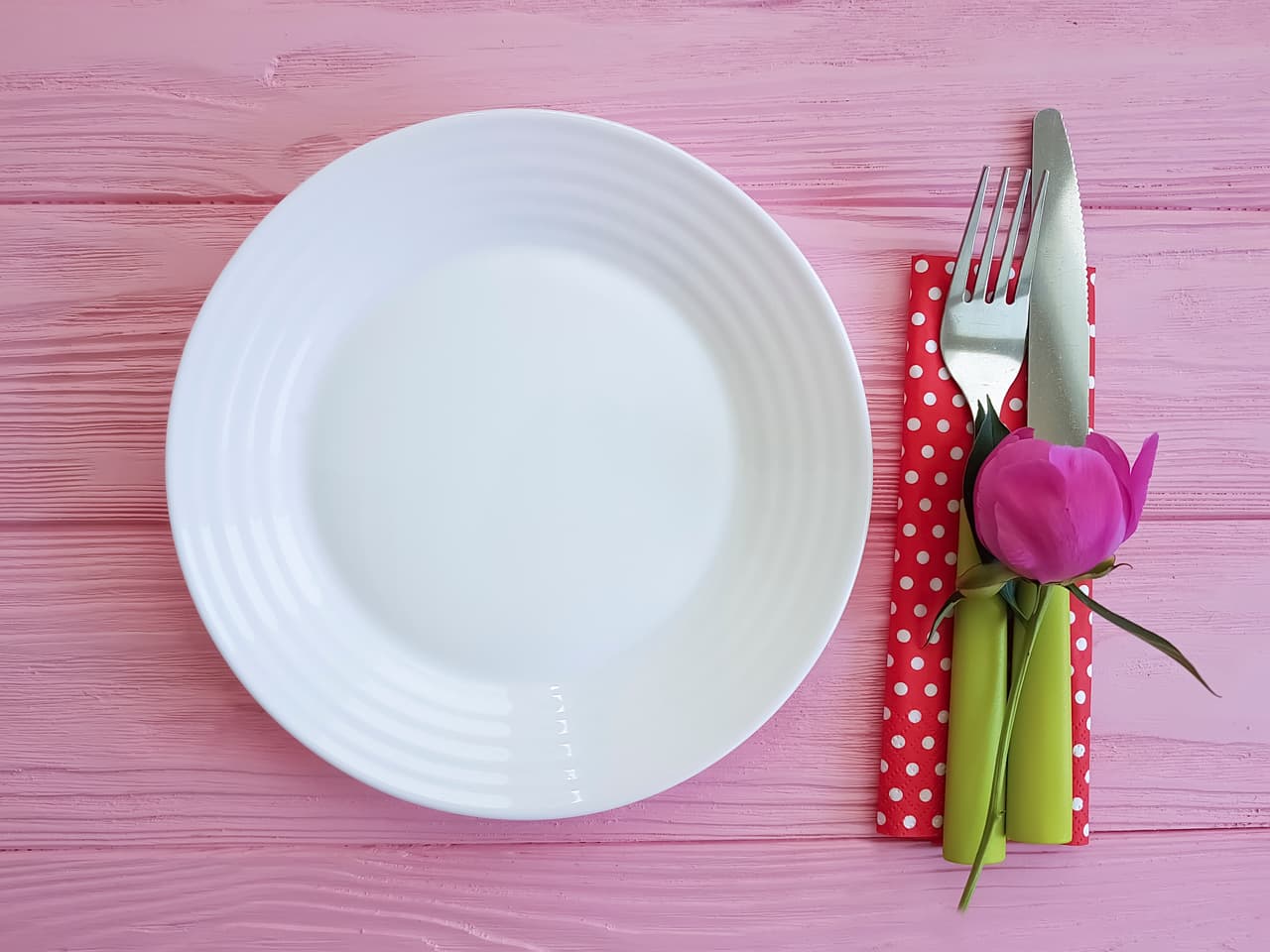 <b>Come despacio y sin distraerte</b>. Comer con conciencia, masticando bien los alimentos y disfrutando de cada bocado es una manera de redescubrir una de las cosas más placenteras que hacemos como seres humanos. Además, 
<a href="http://click.e.fusion.net/?qs=b7f5ed9841fe3fde93c8bd0fb4420620c452abd8377e25bb06028f8a5b1fb1958c1b90f4328a5848dcecd8fbfc7810c26515d1eeac1a428e" target="_blank">comer lentamente y prestando la suficiente atención al plato</a> –lo que incluye apagar las pantallas– es una forma de evitar el sobrepeso. Si comemos demasiado rápido, no le damos oportunidad al cerebro de darse cuenta de que estamos llenos.
