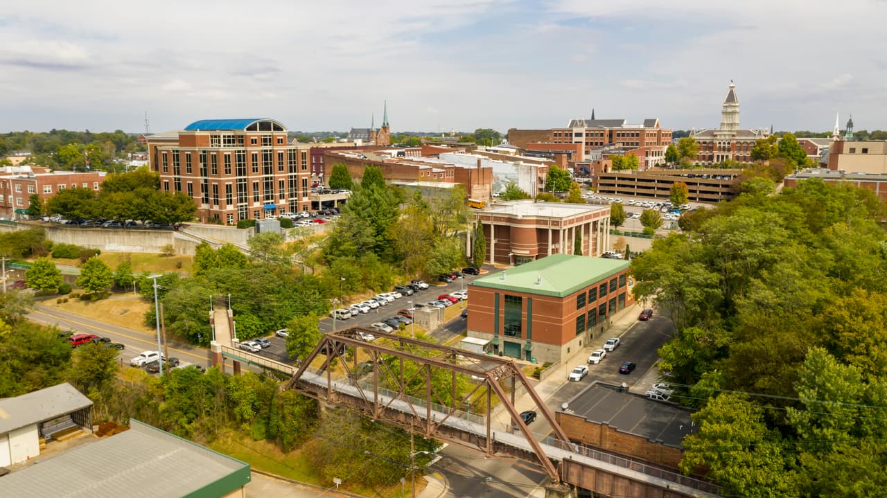 <h3 class="cms-H3-H3">16. Clarksville, Tennessee-Kentucky</h3>
<br>
<br>👟 
<b>Media de edad: </b>31.2 años.
<br>
<br>👟 
<b>Población que asiste a la universidad: </b>7.5%
<br>
<br>👟 
<b>Población menor de 18 años: </b>29.9%
<br>
<br>👟
<b> Población mayor de 65 años:</b> 11.7%
<br>
<br>👟 
<b>Población: </b>304,584 habitantes.
<br>