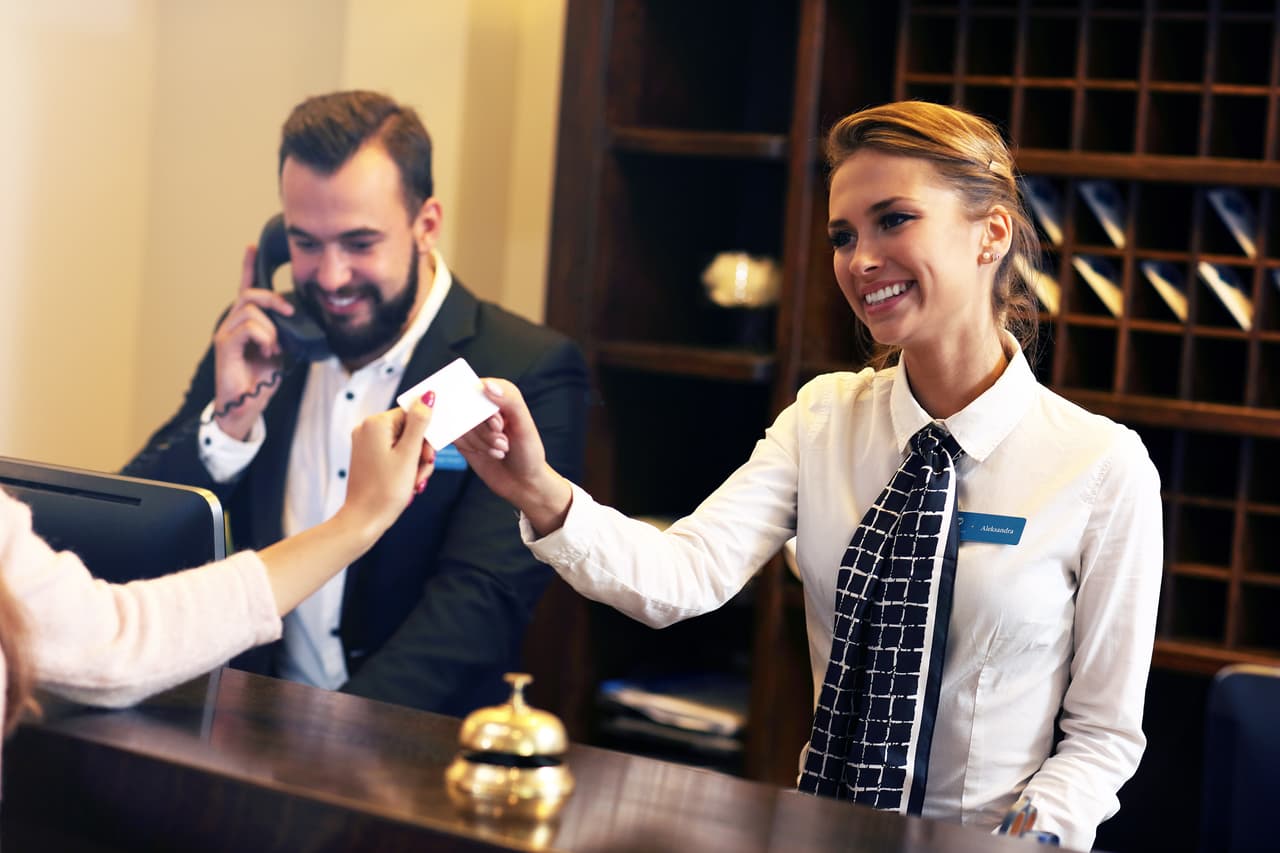 <b>Puesto 10. Empleados de recepción de hoteles, moteles y centros turísticos.</b>
<br>
<br>Salario anual promedio: 27,768 dólares.
<br>
<br>Número total de trabajadores en 2020: 60,000.
<br>
<br>Proyección del cambio en la cantidad de personas en este empleo de 2019 a 2029: -6.9%.
<br>
<br>Empleados en este oficio con licenciatura universitaria: 19.3%.
<br>
<br>Se proyecta que los trabajos de recepcionista disminuirán drásticamente. A medida que más clientes reserven sus estadías en línea, se necesitarán menos empleados de recepción para configurar su alojamiento.
<br>