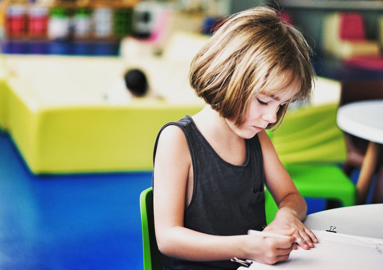 No hay una cura para el autismo, pero 
<b>la intervención temprana</b> puede mejorar notablemente el desarrollo del niño.