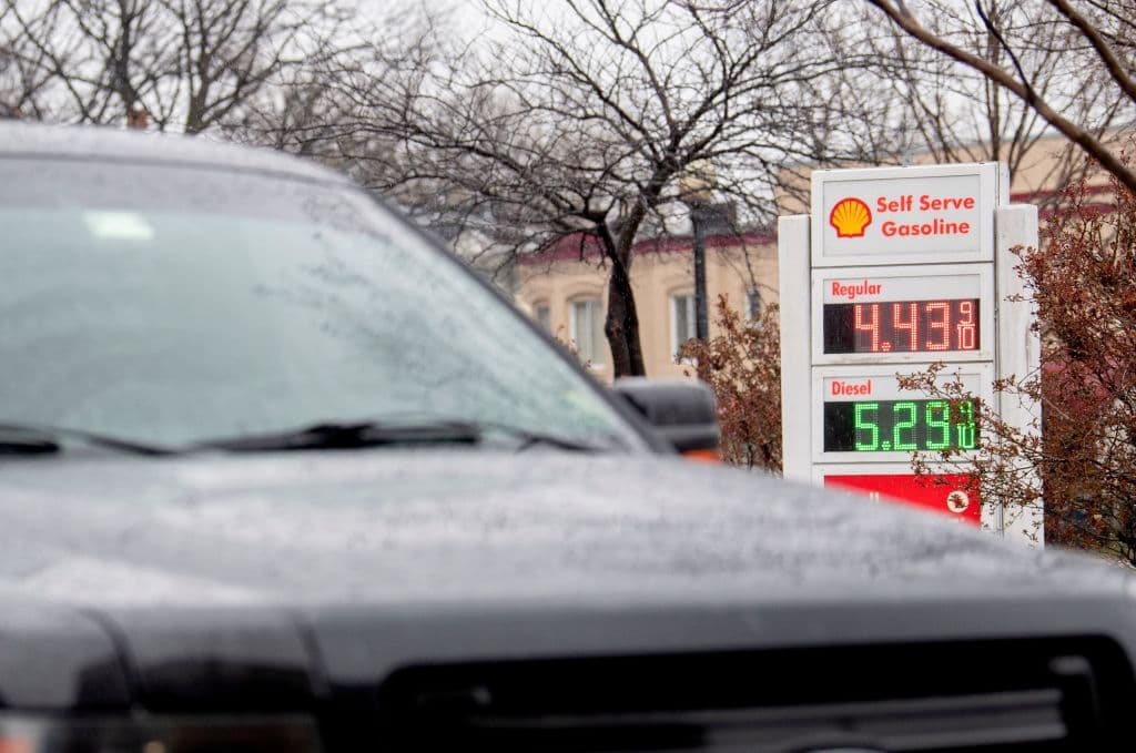 Sin embargo, todavía se puede encontrar gasolina por menos de $4 el galón en cientos de gasolineras en gran parte de NY, NJ y CT.